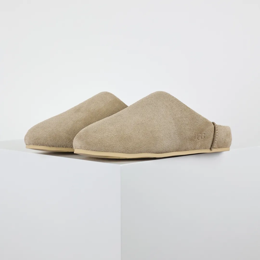 Local self-pickup💰560 Core recommended good price Independently developed original outsole, cashmere insole, keeping warm in winter, suitable for home use. In recent years, uug has launched a style series, which is partially skewed towards the preferences of young consumers, and has also been at the forefront of fashion trends. Shoe body material, water-repellent coated suede upper, 17mm UGGPURE™ implanted wool insole, lightweight non-slip and comfortable rubber outsole, with brand LOGO, complete packaging, size: 35 36 37 38 39 40